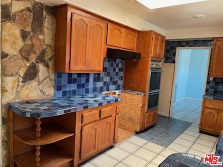 Photo 5 of 29 - 12421 Arbor Pl, Los Angeles, CA 90044