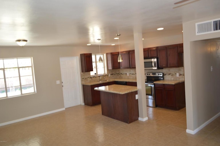 Photo 9 of 35 - 2137 W Verde Ln, Phoenix, AZ 85015