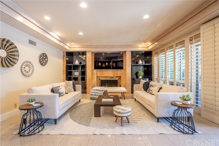 Photo 14 of 72 - 10214 Candleberry Ln, Northridge, CA 91324