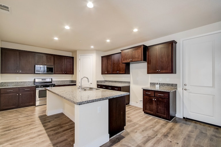 Photo 4 of 28 - 298 Clover Meadows Cir, Lincoln, CA 95648