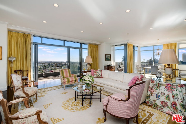 Photo 1 of 40 - 10800 Wilshire Blvd #603, Los Angeles, CA 90024