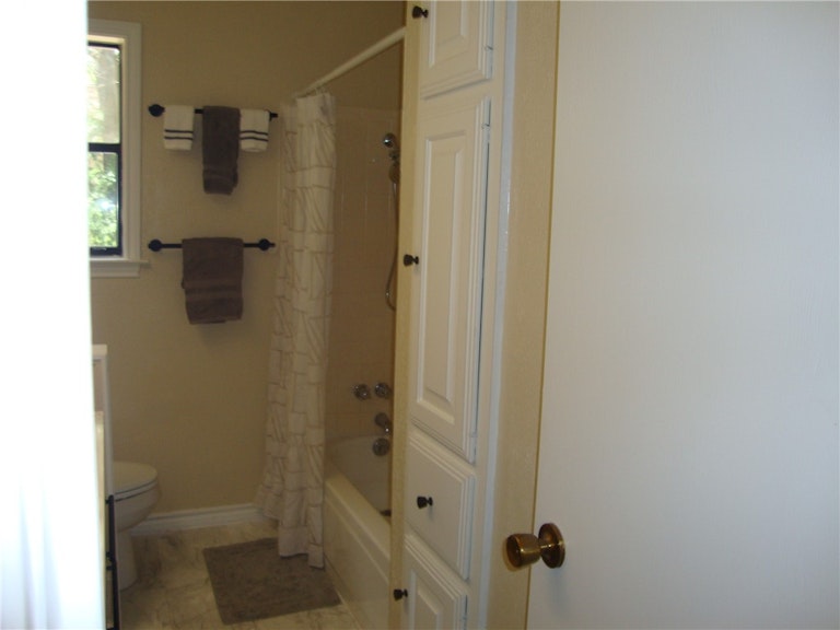 Photo 14 of 25 - 10716 Sunny Ln, Jonestown, TX 78645