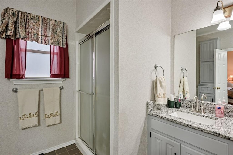 Photo 20 of 40 - 5607 Oak Branch Dr, Arlington, TX 76016