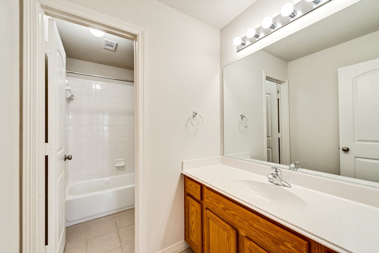 Photo 24 of 26 - 4310 Bluffview Dr, Sachse, TX 75048