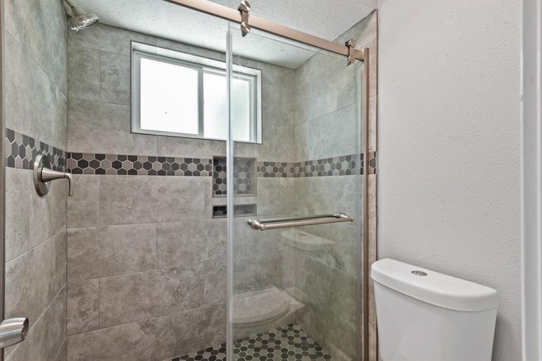 Photo 22 of 36 - 214 Andorra Ln, Houston, TX 77015