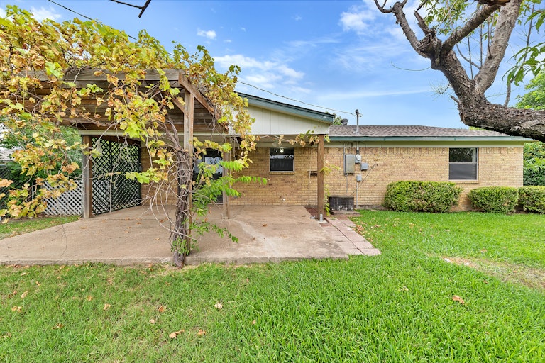 Photo 6 of 24 - 1124 Park Center Ct, Saginaw, TX 76179