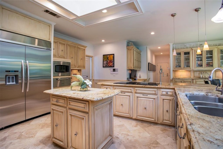 Photo 12 of 27 - 6015 Twin Coves St, Dallas, TX 75248