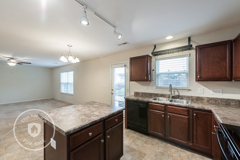 Photo 6 of 18 - 2938 Cherrybark Dr, Durham, NC 27704