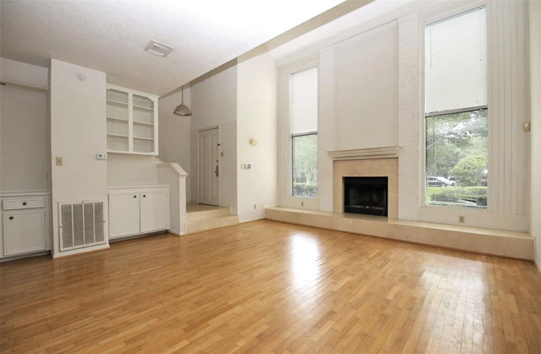 Photo 3 of 28 - 727 Bunker Hill Rd #40, Houston, TX 77024