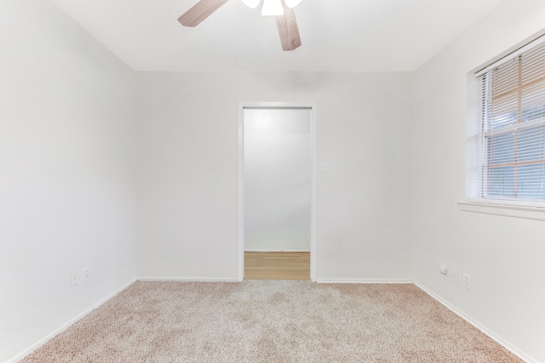 Photo 23 of 27 - 405 Rambling Ln, Euless, TX 76039