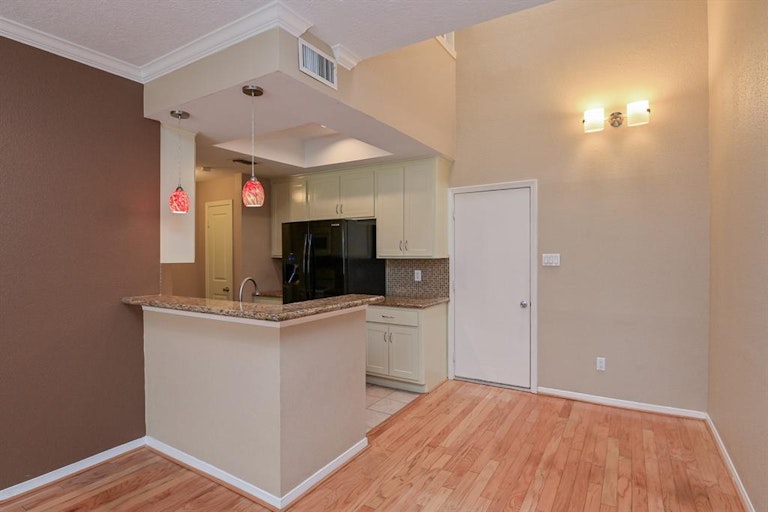 Photo 10 of 32 - 7350 Kirby Dr #37, Houston, TX 77030