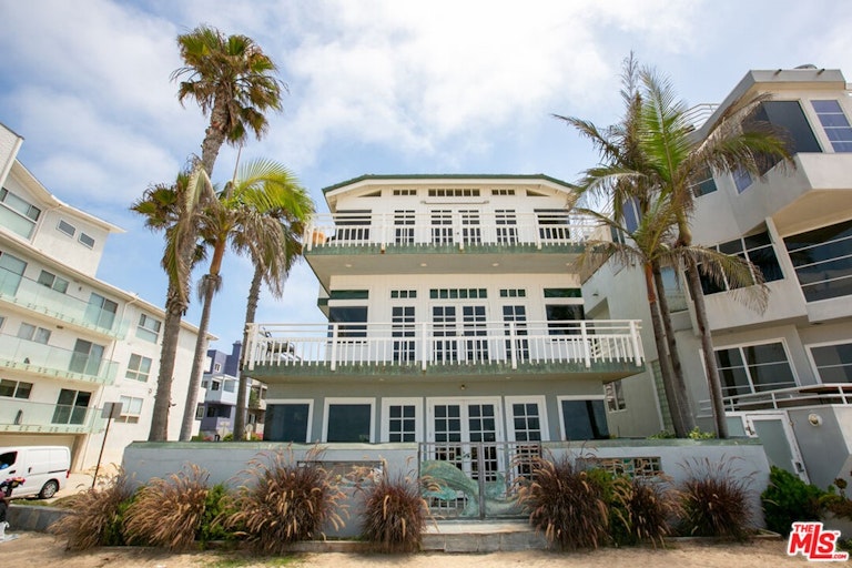 Photo 3 of 20 - 3501 Ocean Front Walk, Marina Del Rey, CA 90292
