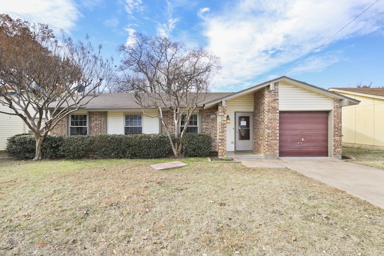Photo 1 of 25 - 13013 Valley Forge Cir, Balch Springs, TX 75180