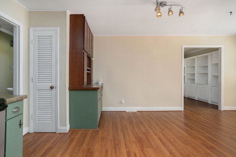 Photo 10 of 21 - 8433 Dunsinane Dr, Charlotte, NC 28227