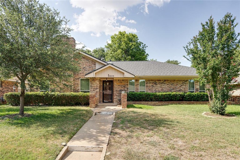 Photo 3 of 29 - 2609 Still Meadow Rd, Irving, TX 75060