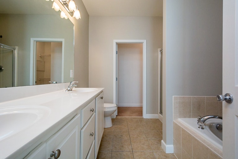 Photo 4 of 16 - 6010 Four Townes Ln, Raleigh, NC 27616