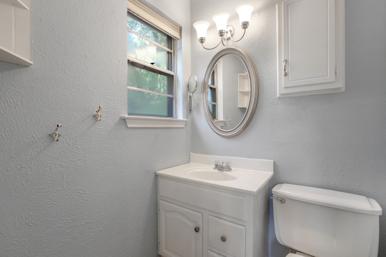 Photo 4 of 25 - 1241 King Dr, Bedford, TX 76022