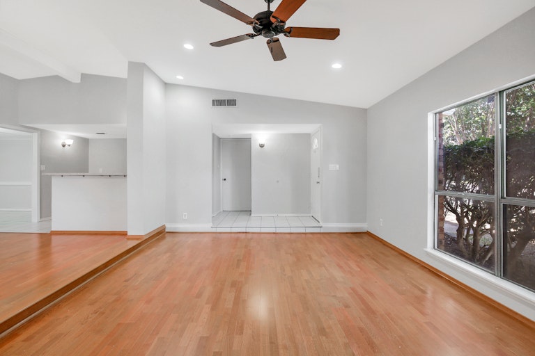 Photo 5 of 25 - 2324 Chinaberry Dr, Bedford, TX 76021