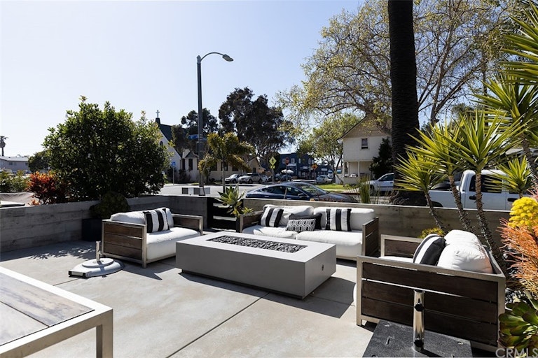 Photo 35 of 37 - 404 10th St, Huntington Beach, CA 92648