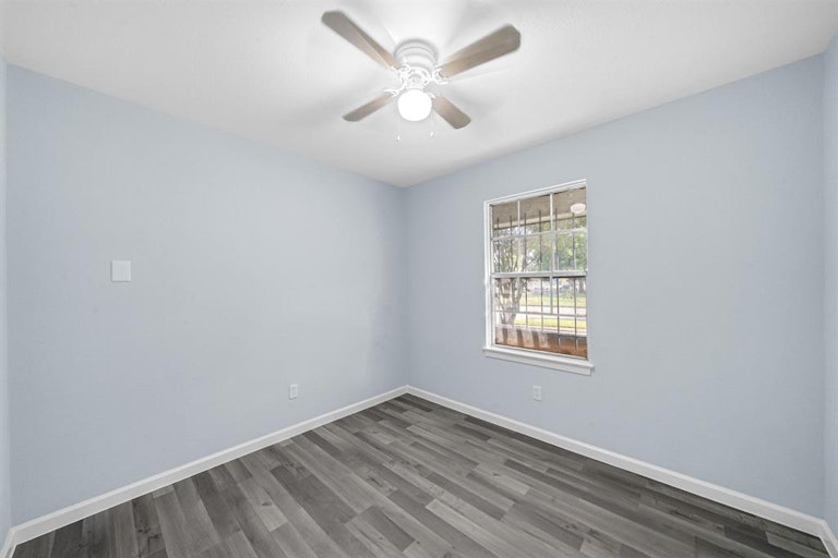 Photo 16 of 19 - 6302 Crane St, Houston, TX 77026