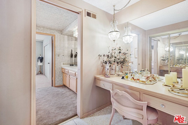 Photo 15 of 23 - 18116 Chardon Cir, Encino, CA 91316