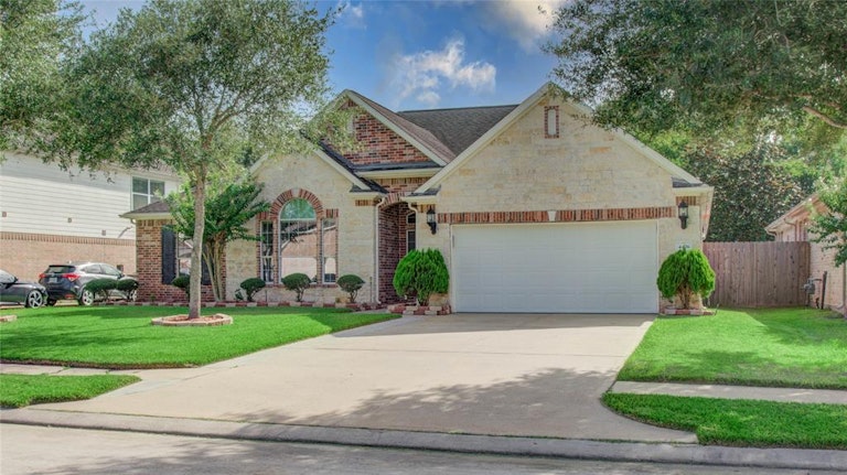 Photo 4 of 49 - 4476 Chestnut Cir, Friendswood, TX 77546
