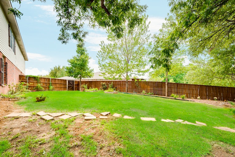 Photo 5 of 26 - 1105 Silent Star Ln, Denton, TX 76210