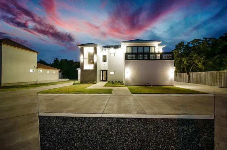 Photo 6 of 31 - 4806 Lynnacre Dr, Dallas, TX 75211