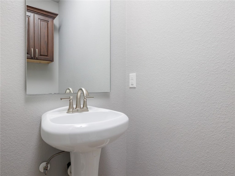 Photo 22 of 32 - 1413 Circle Dr, Round Rock, TX 78664
