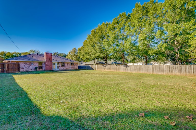Photo 4 of 19 - 2117 Lea Meadow Cir, Corinth, TX 76208