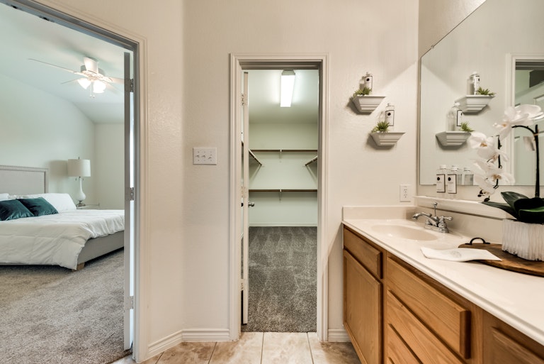 Photo 23 of 37 - 229 Willowlake Dr, Little Elm, TX 75068