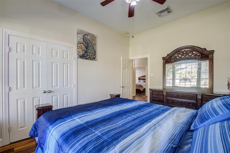 Photo 37 of 49 - 4476 Chestnut Cir, Friendswood, TX 77546