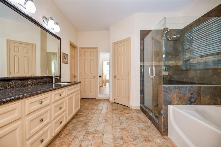 Photo 19 of 34 - 7702 Flax Dr, Houston, TX 77071