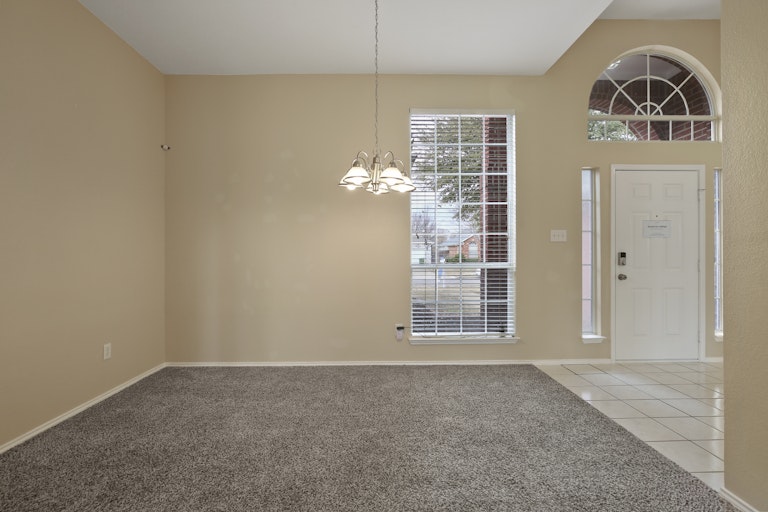 Photo 6 of 28 - 7703 Danuers Ln, Arlington, TX 76002