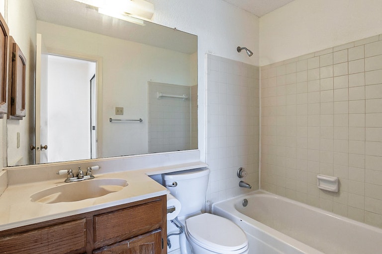 Photo 6 of 22 - 2506 High Hollow Dr, Garland, TX 75041