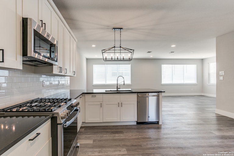 Photo 9 of 26 - 1618 W Lawndale Dr #5, San Antonio, TX 78209