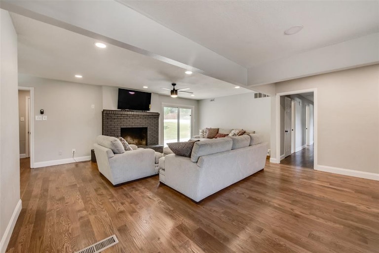 Photo 3 of 18 - 820 Ray Andra Dr, Desoto, TX 75115