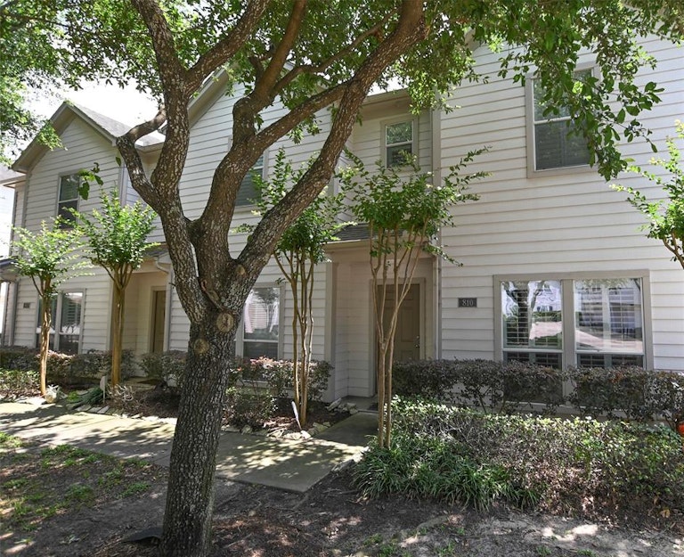 Photo 3 of 26 - 810 W Heights Hollow Ln, Houston, TX 77007