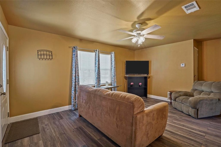 Photo 2 of 29 - 612 Highland Dr, Arlington, TX 76010