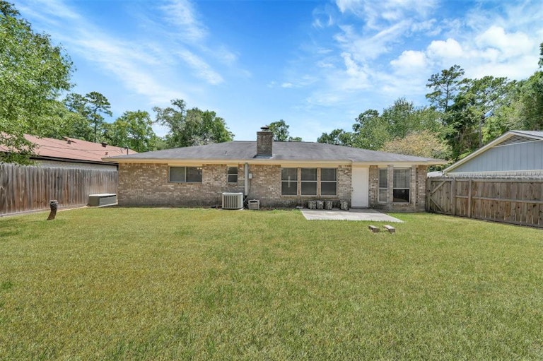 Photo 16 of 20 - 303 Bois D Arc Dr, Conroe, TX 77301