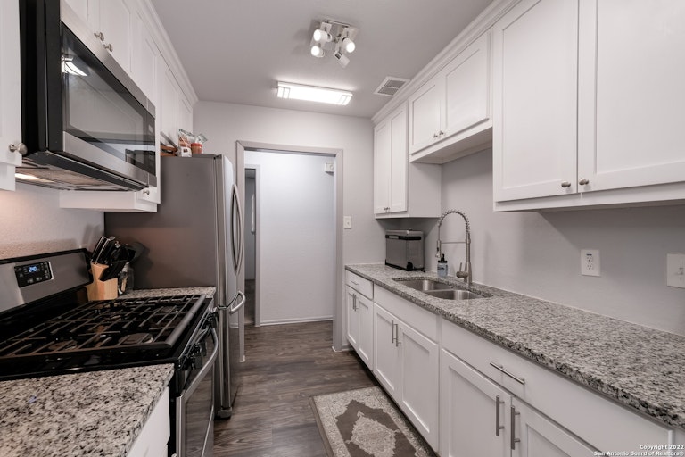 Photo 10 of 22 - 7434 Fieldgate Dr, San Antonio, TX 78227