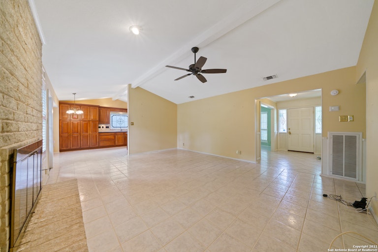 Photo 9 of 29 - 2035 Morning Dove St, San Antonio, TX 78232