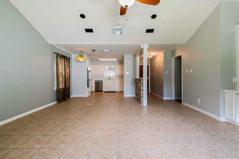 Photo 14 of 21 - 1801 Crooked Creek Ln, Pearland, TX 77581