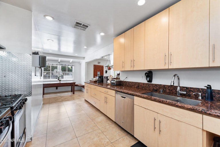 Photo 19 of 54 - 982 E Janss Rd, Thousand Oaks, CA 91360
