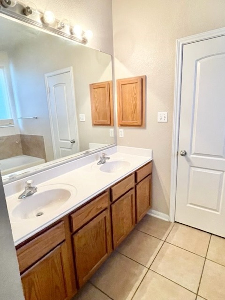 Photo 9 of 15 - 607 Spanish Oak Ter, Round Rock, TX 78681