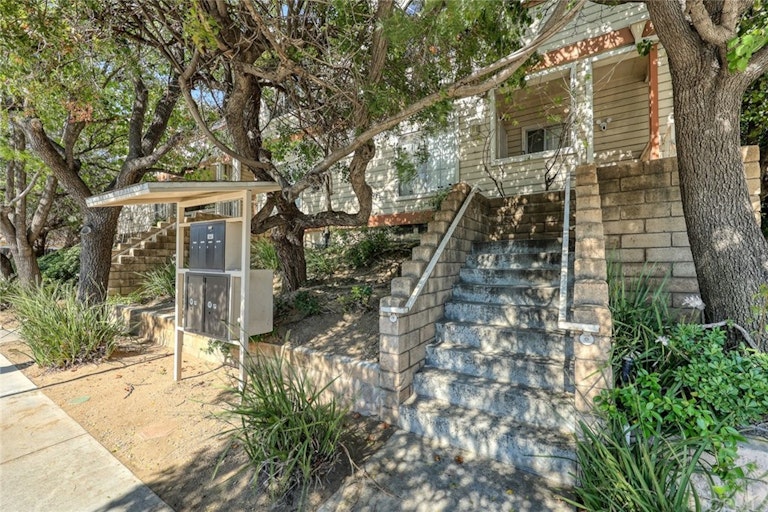 Photo 4 of 32 - 1420 S Primrose Ave Unit C, Monrovia, CA 91016