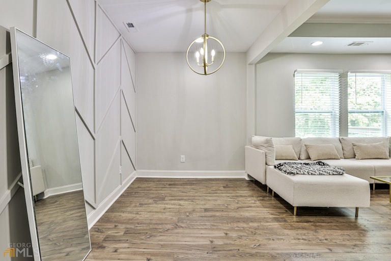 Photo 6 of 21 - 1963 Headland Dr, Atlanta, GA 30344