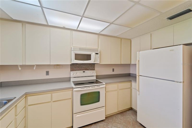 Photo 24 of 41 - 3518 Richwood Link #52, Sarasota, FL 34235