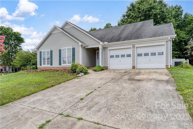 Photo 2 of 25 - 3661 Lake Spring Ave NW, Concord, NC 28027