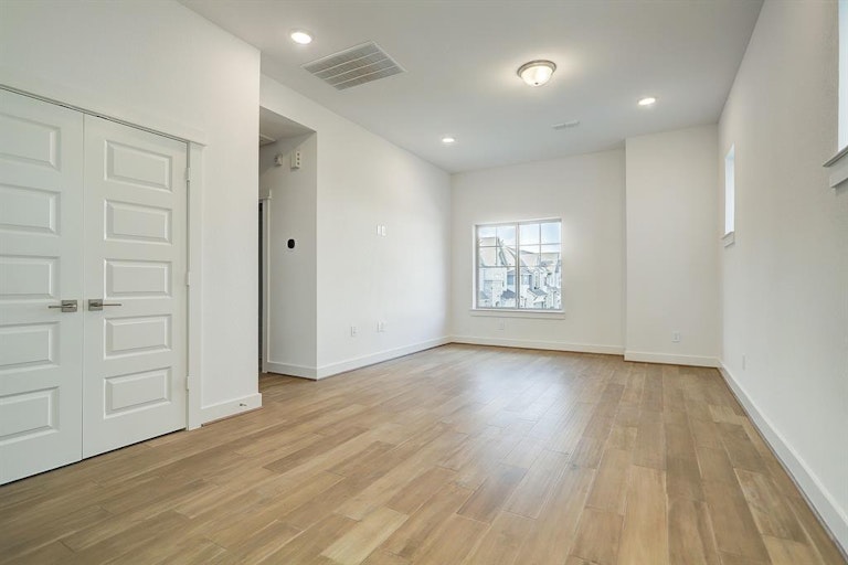 Photo 12 of 24 - 1729 Leilani Dr, Houston, TX 77055